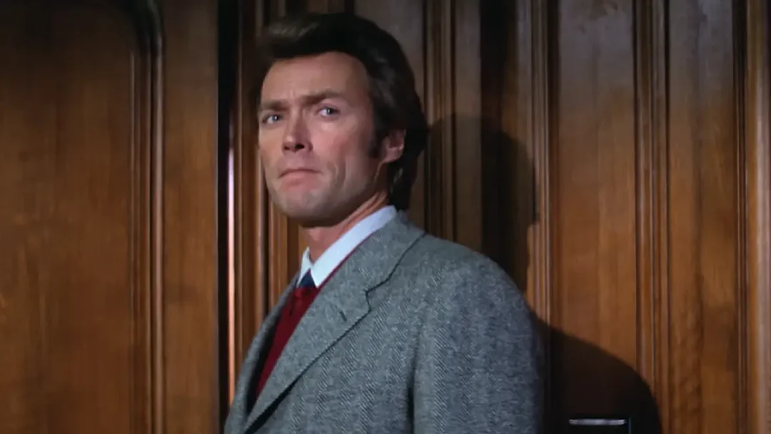 Eastwood como Harry Callahan en el despacho del alcalde