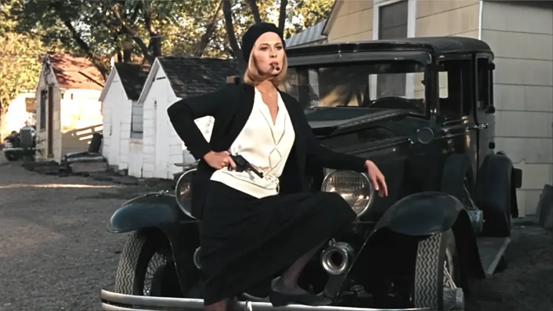Bonnie Parker posa con una pistola