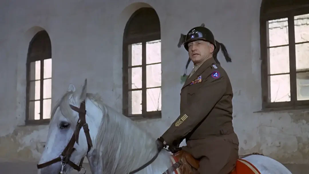 El general Patton montado a caballo tras la victoria