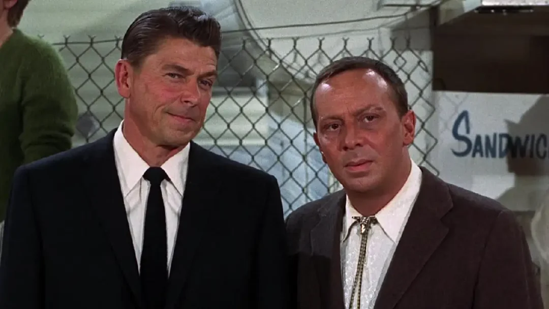 Ronald Reagan y Norman Fell en una escena del Código del Hampa (1964)