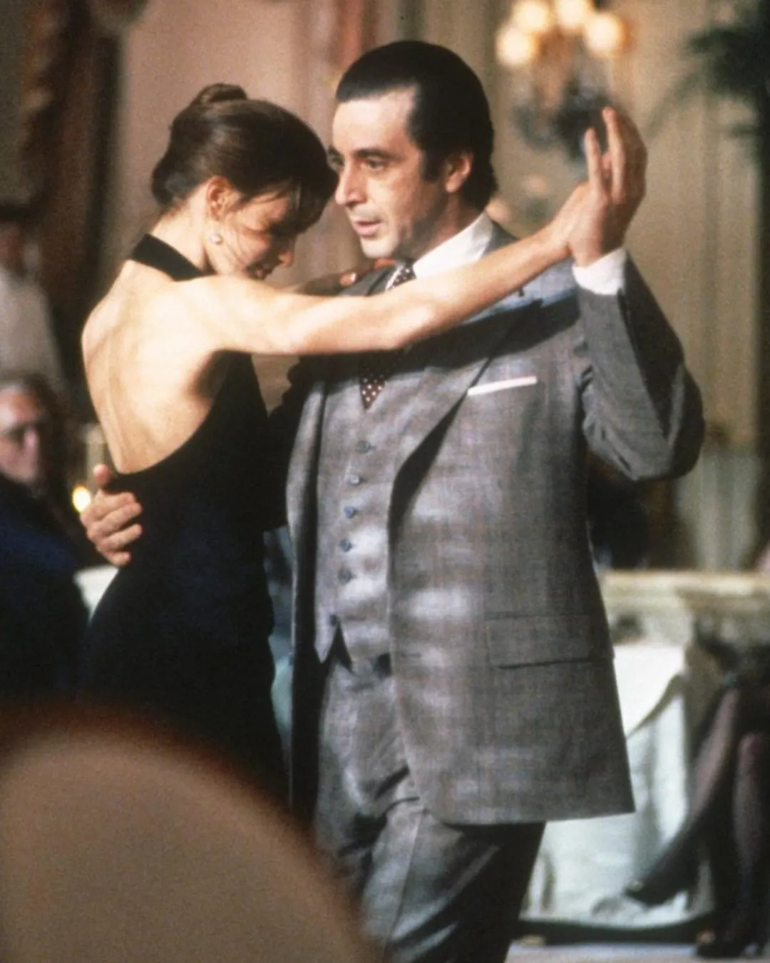 Bailando con Gabrielle Anwar en Esencia de mujer (1992)