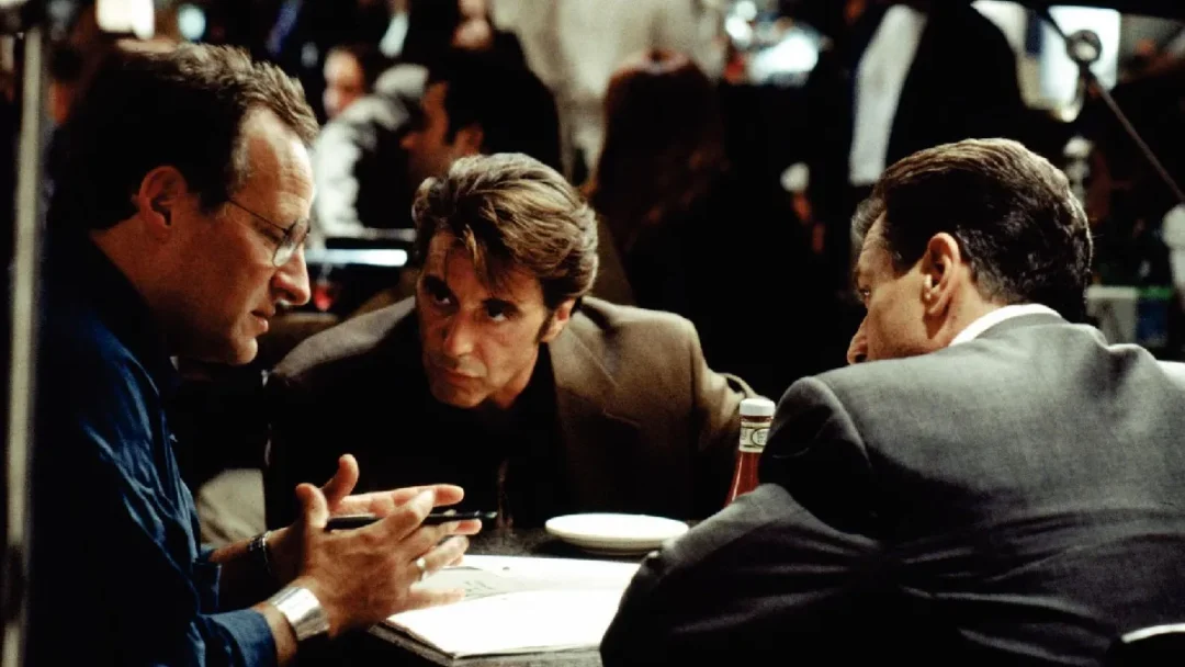 Michael Mann dando instrucciones a Al Pacino y Robert De Niro en la escena de la cafetería