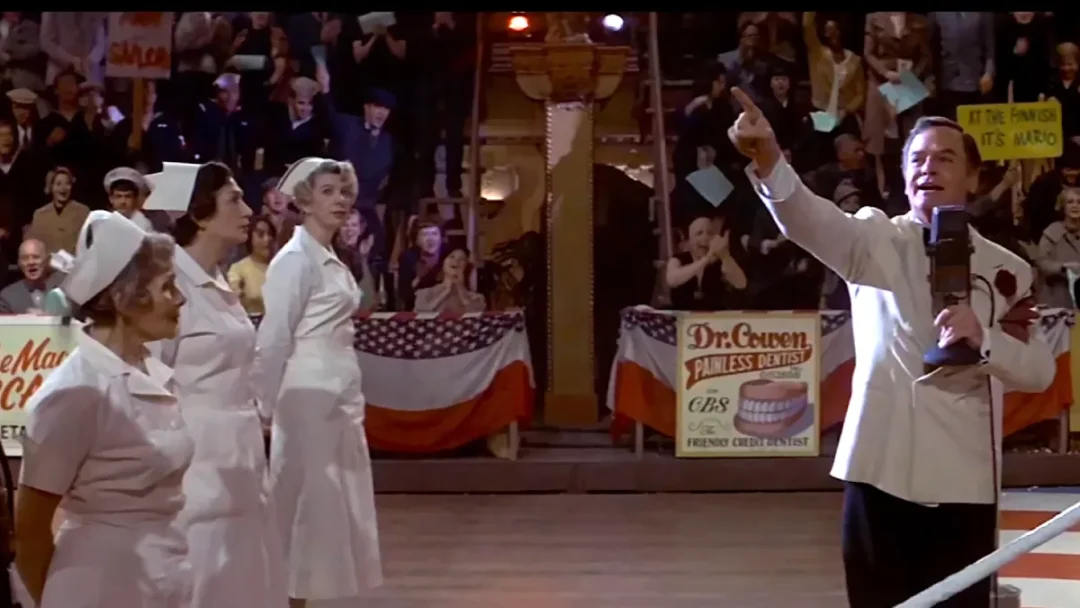Gig Young presentando el maraton de baile de Danzad, Danzad, Malditos