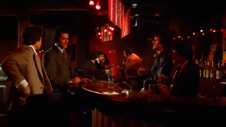El club de Tony siempre está impregnado de un rojo sórdido