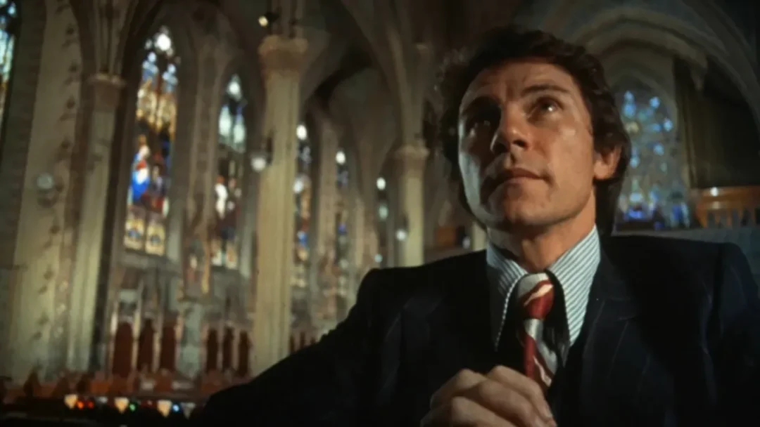 Charlie en la iglesia pidiendo redención por su mala conducta