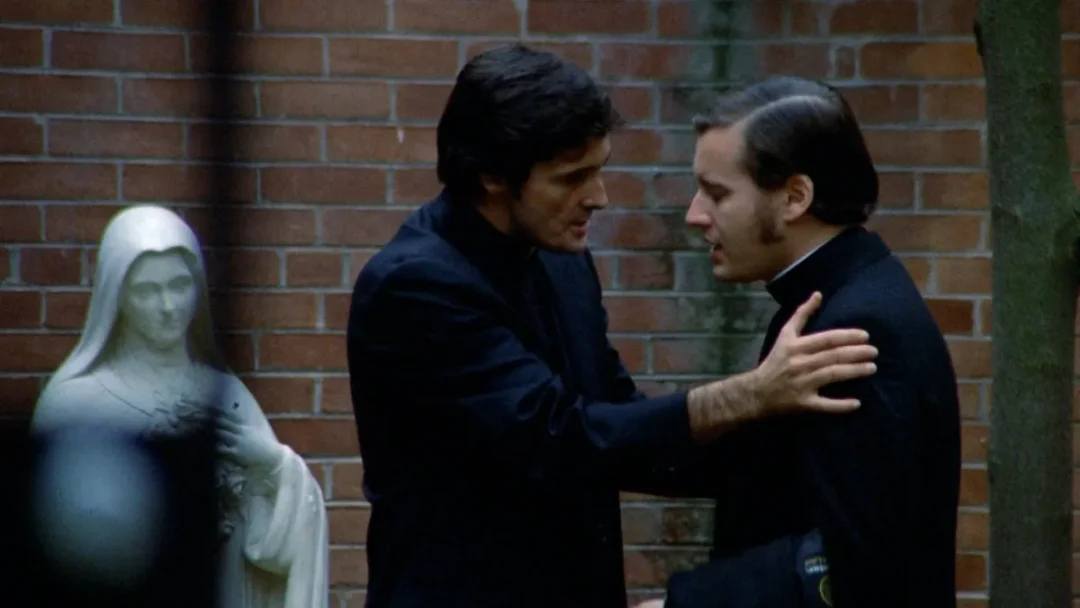 Damien Karras (Jason Miller) en una escena de El Exorcista