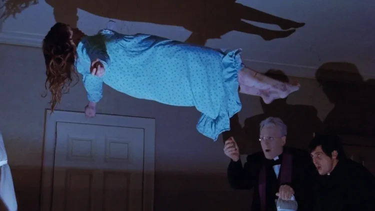 Regan levita en su habitación mientras recibe el exorcismo