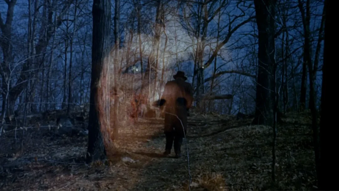 El demonio espera ya la llegada del padre Merrin en el fundido que hace Friedkin